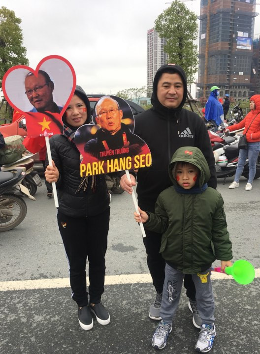 Hà Nội: Hàng chục ngàn người đổ xuống đường và lên sân bay đón U23 Việt Nam trở về ảnh 8