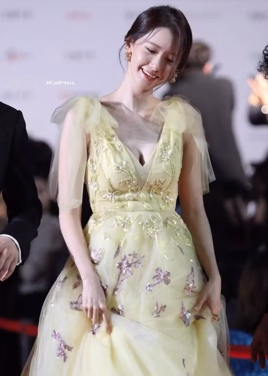 Yoona thường bị chê thân hình gầy gò nhưng chiếc váy này đã giúp cô nàng thu hút mọi ánh nhìn khi quá xinh đẹp rạng rỡ.