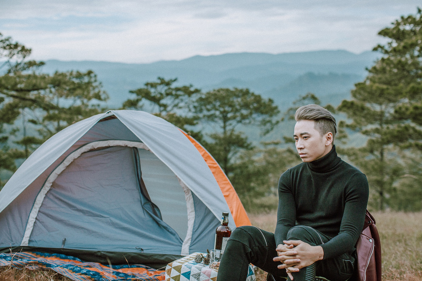 Karik đã mang đến Người Lạ Ơi một phần rap cảm xúc, truyền tải sự loay hoay của một chàng trai trong thế giới nội tâm của mình. Và đôi khi anh chỉ cần một người lạ để đỡ thấy mình nghẹt thở với cô đơn.