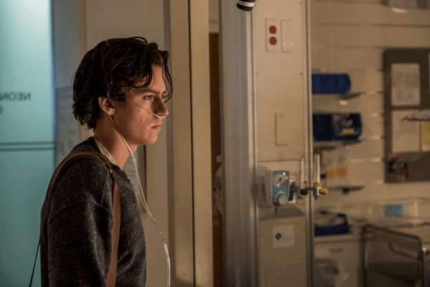 Hình ảnh của Cole trong phim Five Feet Apart, dù có phần hốc hác những vẫn không thể lấy hết đi phần đẹp trai của anh chàng.