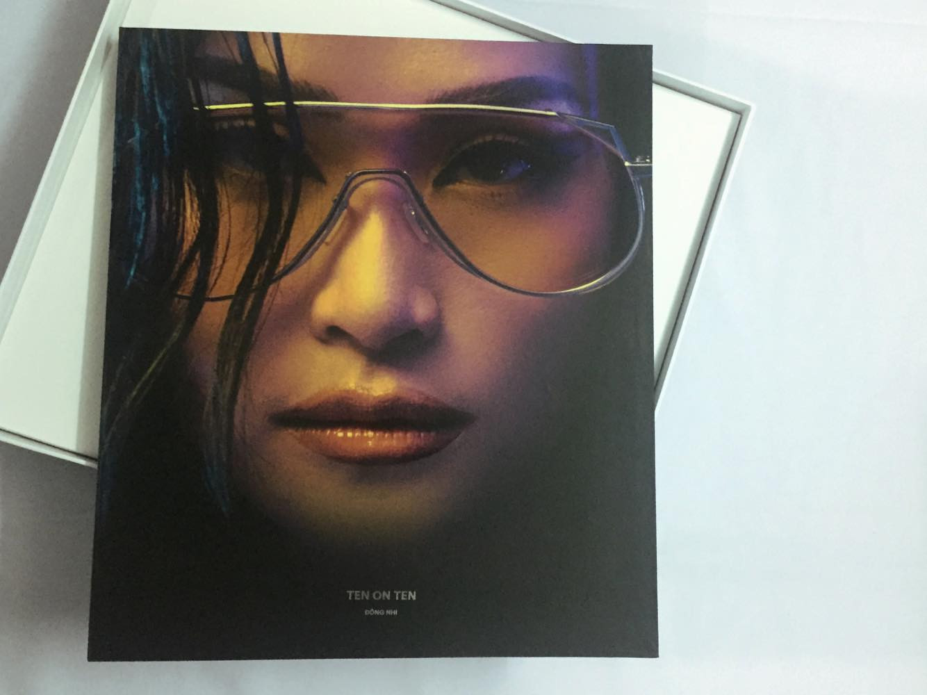 Được biết Đông Nhi đã gửi kèm 1 thư cảm ơn dành đến người hâm mộ đi kèm chữ ký tay của Đông Nhi.