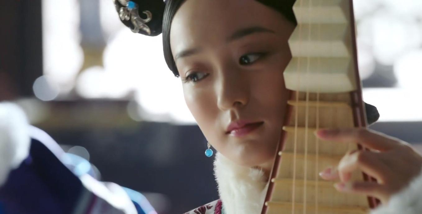 Để được Càn Long để mắt đến, Bạch Nhị Cơ đã cố tình đàn sai khi lần đầu diện kiến hoàng đế.