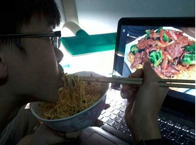 Chạm khẽ vào đĩa thịt một chút thôi… mà không được.