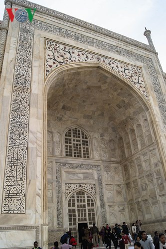 Có bốn cổng chính đi vào lăng từ bốn phía, mỗi cổng đều có mái vòm lớn phía trên. Trên mặt tường đá chạm khắc các hoa văn tinh tế và những dòng chữ cổ, nhiều loại đá quý đã được dùng để khảm những chi tiết này.