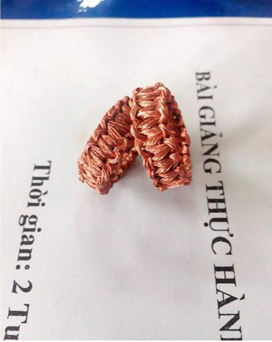 Thích đồ đôi, có ngay cặp nhẫn tết từ dây đồng...