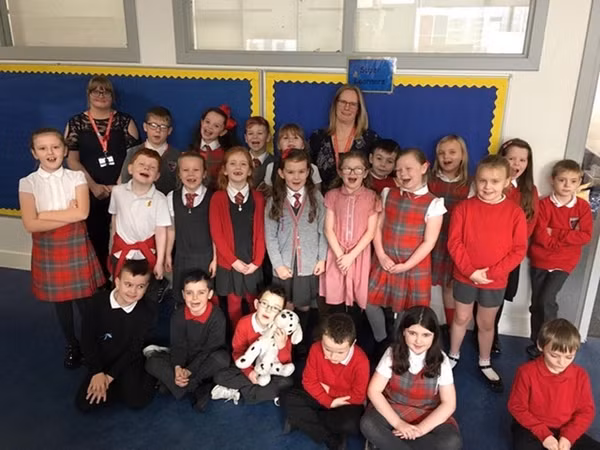 Cô McLaughlan và học sinh của mình.