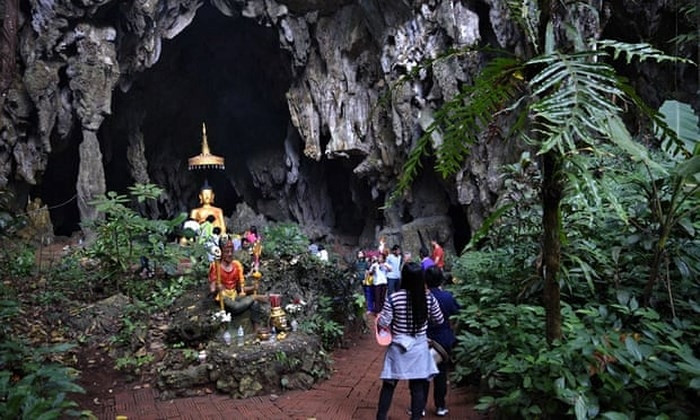 Du khách tới tham quan tại khu vực hang động Tham Luang. Du khách tới tham quan tại khu vực hang động Tham Luang.
