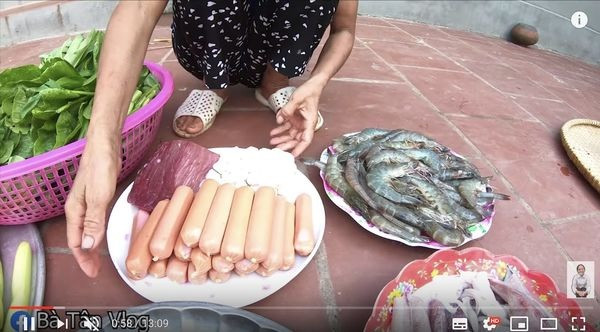 Đầy đủ xúc xích, thịt bò, tôm, mực…