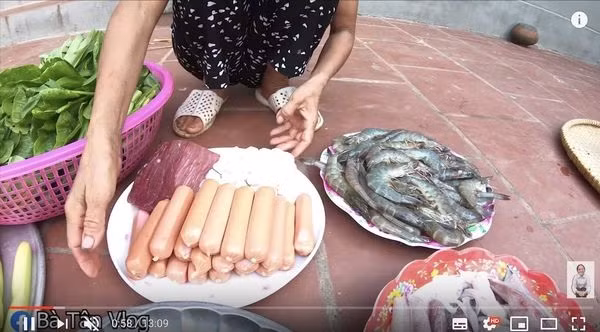 Đầy đủ xúc xích, thịt bò, tôm, mực…