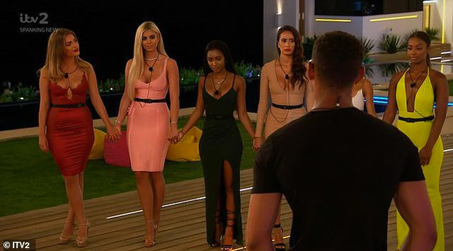Hình ảnh trong show hẹn hò "Love Island" phát trên truyền hình Anh Hình ảnh trong show hẹn hò "Love Island" phát trên truyền hình Anh