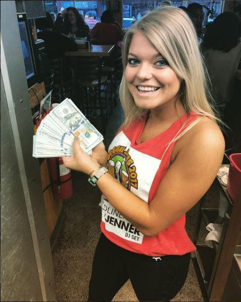 Nữ bồi bàn hạnh phúc với khoản tiền típ hơn 230 triệu nhận được từ vị khách hào phóng