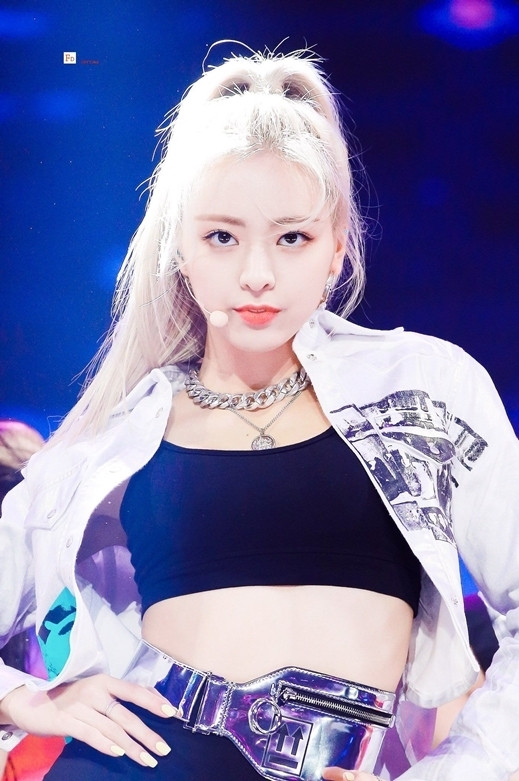 Yuna (ITZY) cũng lọt vào top các nữ idol có đôi mắt đẹp nhất K-Pop, nhờ đôi mắt to tròn vốn là niềm mơ ước của nhiều cô gái Hàn Quốc.