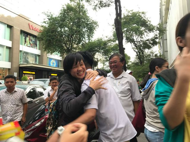 Những cái ôm tạm biệt mùa thi. Ảnh: Hoài Nam.