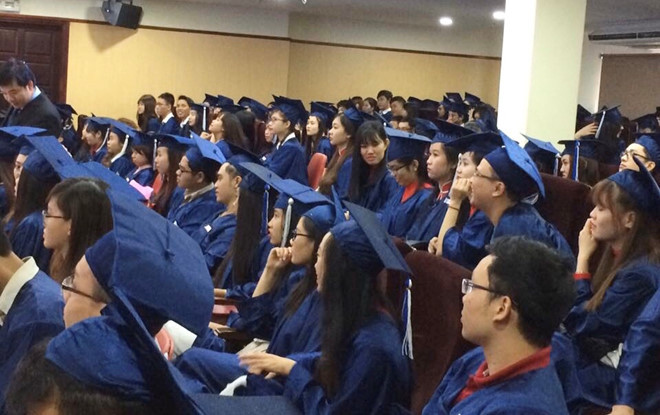 Nhiều sinh viên các trường cao đẳng tốt nghiệp trong năm nay sẽ nhận bằng đóng dấu của Bộ GD-ĐT dù bộ này không còn quản lý. Ảnh: M.Đ.T.