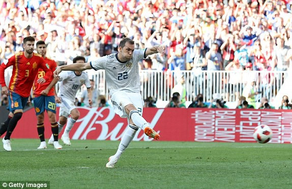Dzyuba gỡ hoà cho đội tuyển Nga trên chấm phạt đền.