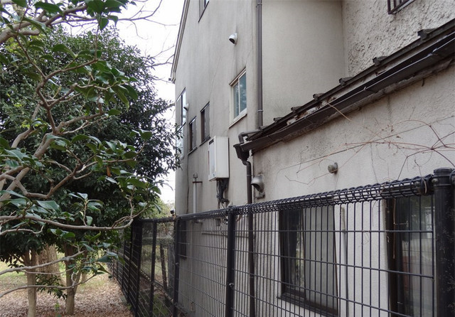 Hung thủ đột nhập vào nhà bằng cách trèo qua cửa sổ phòng tắm tầng 2.