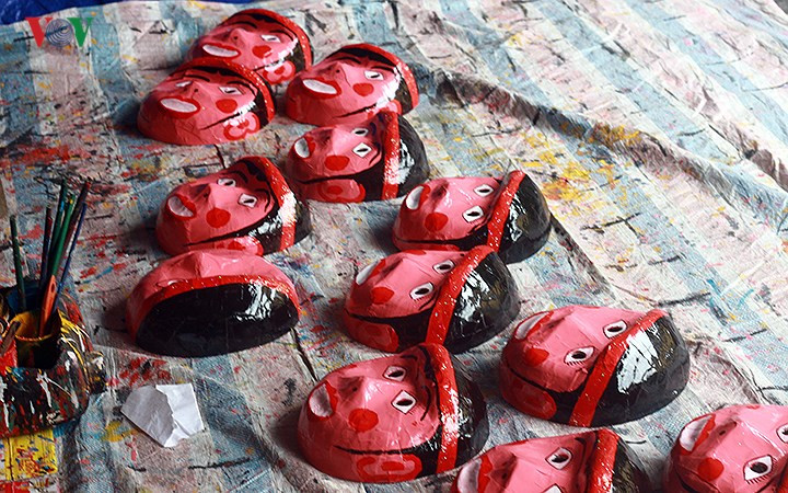 Ảnh: Mặt nạ làm bằng giấy bồi rất đa dạng.