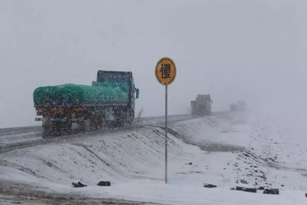 Được biết, nơi có tuyết rơi là một bãi biển thuộc thành phố Hải Tây, Thanh Hải. Nơi này có độ cao 4.600 m so với mực nước biển và cách đèo Côn Lôn 10 km.