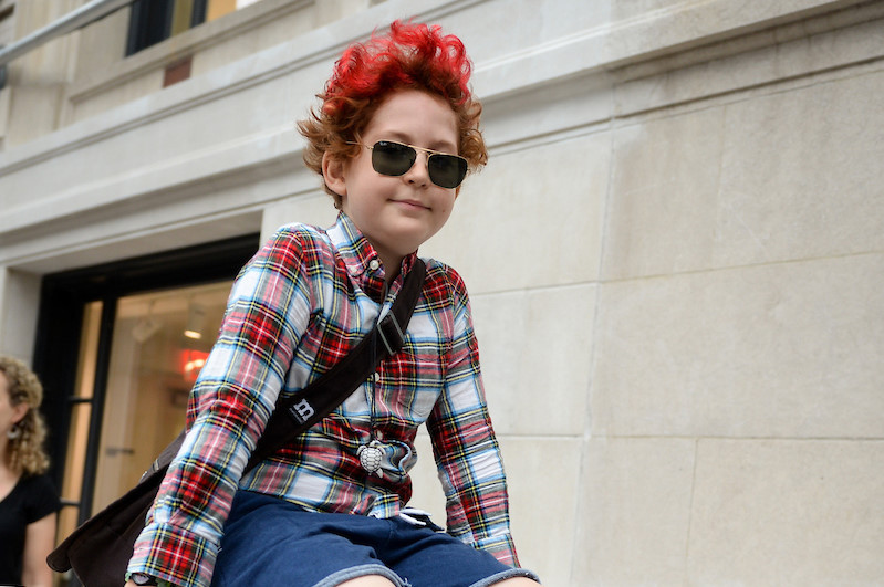 Carl Lindman gây ấn tượng với mái tóc vàng nhuộm đỏ phần đỉnh đầu.