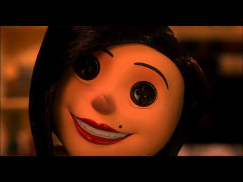 Đôi mắt làm bằng cúc và nụ cười gây ám ảnh của người mẹ trong thế giới khác của Caroline.