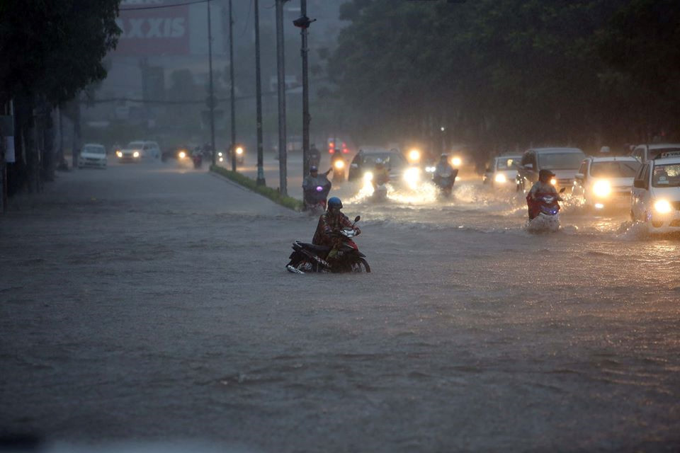 Đường Nguyễn Hữu Cảnh ngập sâu khiến nhiều xe máy bị tắt máy, người dân phải dắt bộ. ẢNH: NGỌC DƯƠNG.