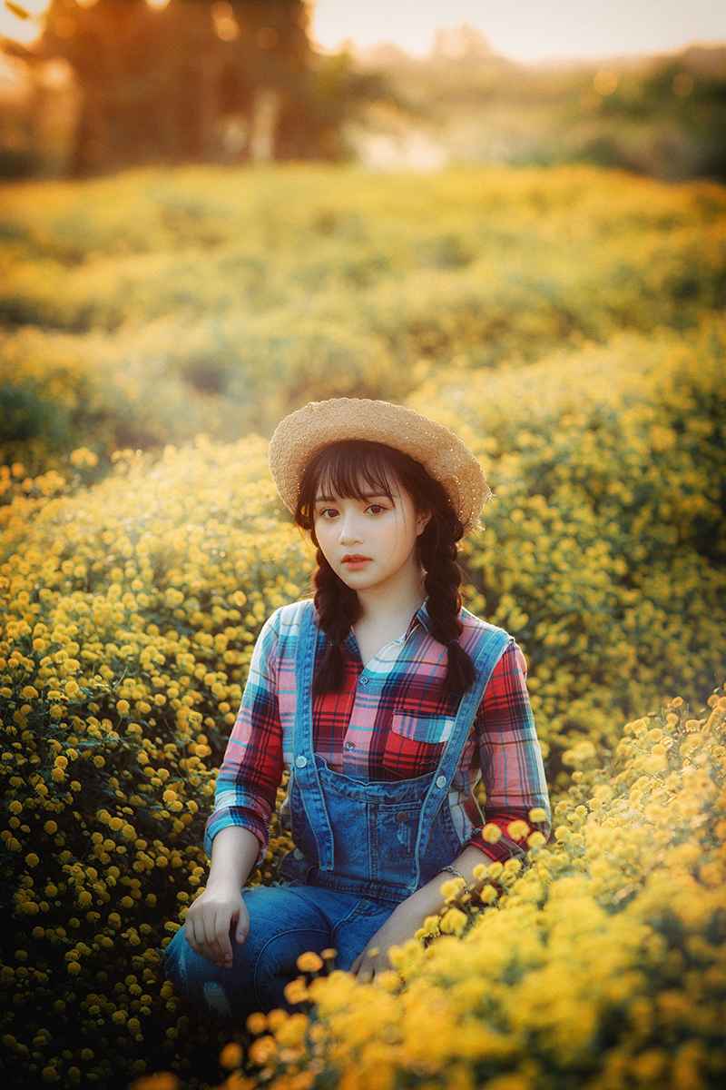 Vì ruộng cúc chi khá xa thành phố và vừa mới vào mùa nên chưa đông người, tranh thủ cuối tuần này về Hưng Yên làm vài bức ảnh thật xinh nhé. (Ảnh: Đặng Anh Thuyết)