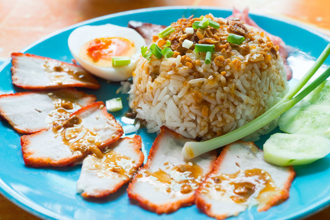 Khao Moo Daeng (cơm xá xíu). Ảnh: SHUTTERSTOCK.