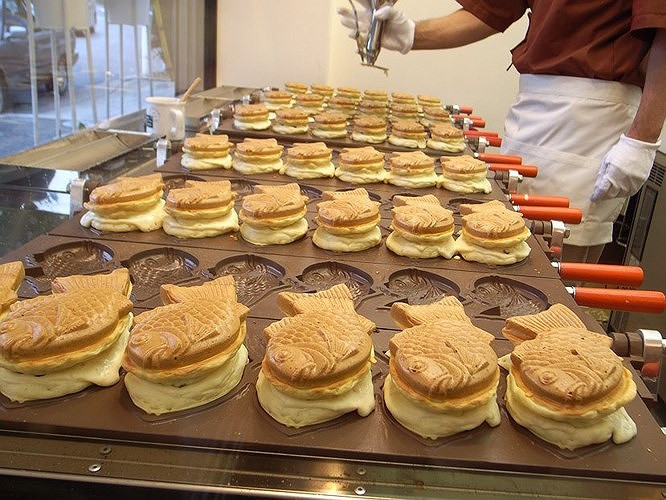 Taiyaki là món ăn đường phố phổ biến ở Nhật bao gồm vỏ bánh cùng bột đậu đỏ ngọt. Nó thường có hình dáng như một con cá.