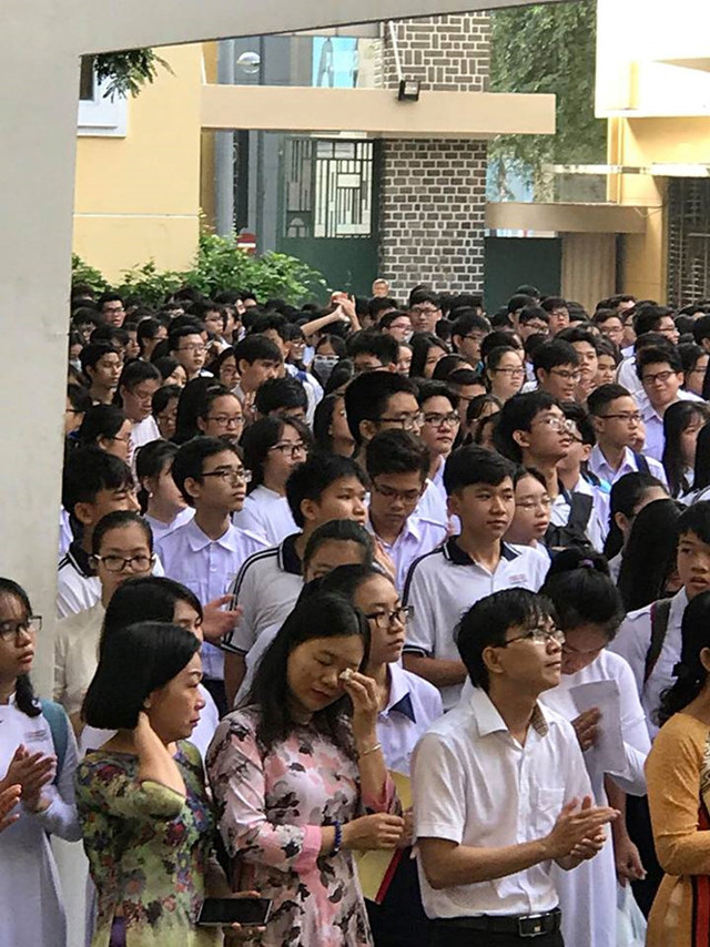 Nhiều giọt nước mắt chia tay thầy hiệu trưởng Nhiều giọt nước mắt chia tay thầy hiệu trưởng