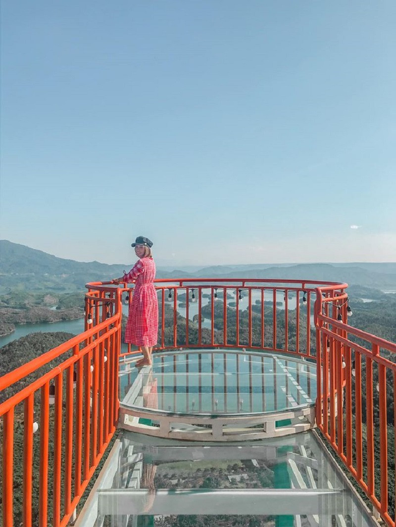 Nơi đây cũng có cầu kính cho những người thích cảm giác mạnh.