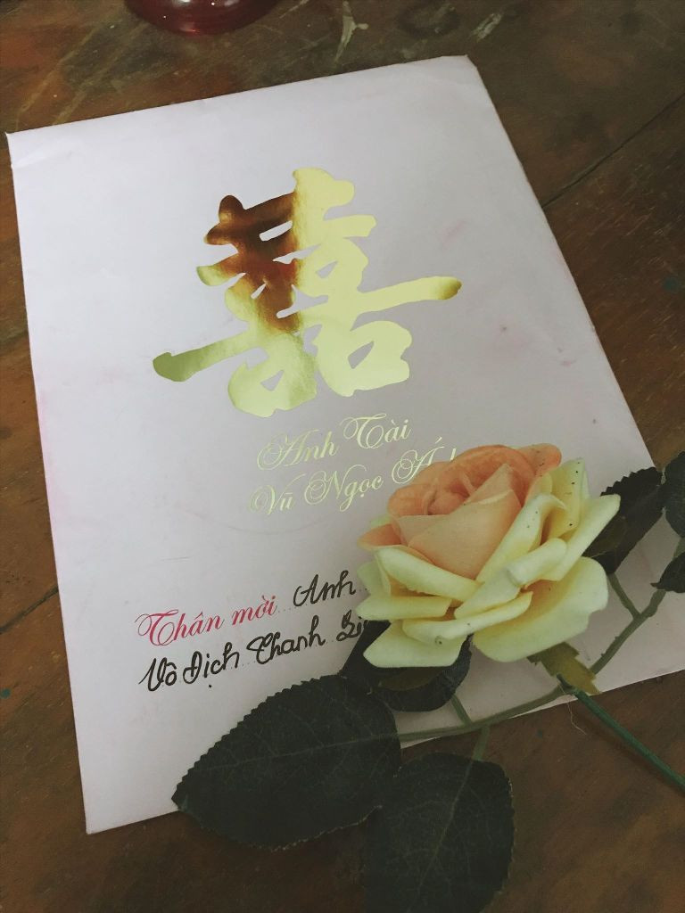 Thiệp cưới được thiết kế theo phong cách đơn giản, lấy tông màu hồng làm chủ đạo với ảnh cưới được tạo hình lạ mắt.