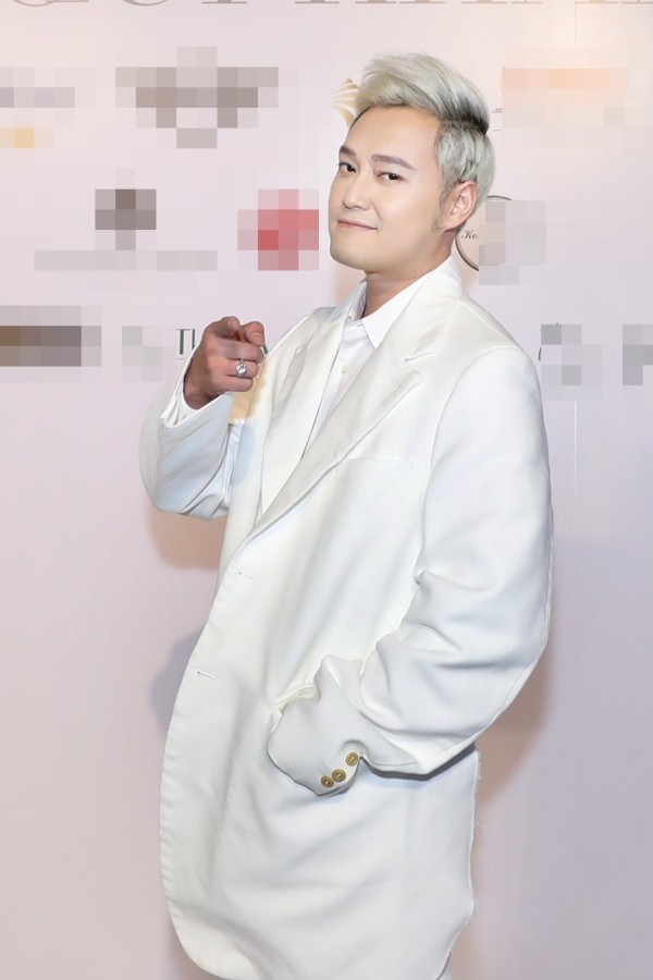 Nam ca sĩ Quang Vinh là một trong những khách mời xuất hiện sớm nhất trên thảm đỏ. Anh đến ủng hộ người bạn thân lâu năm trong trang phục trắng cùng một tổng thể hoàn hảo, rất hợp với chủ đề của đêm diễn.