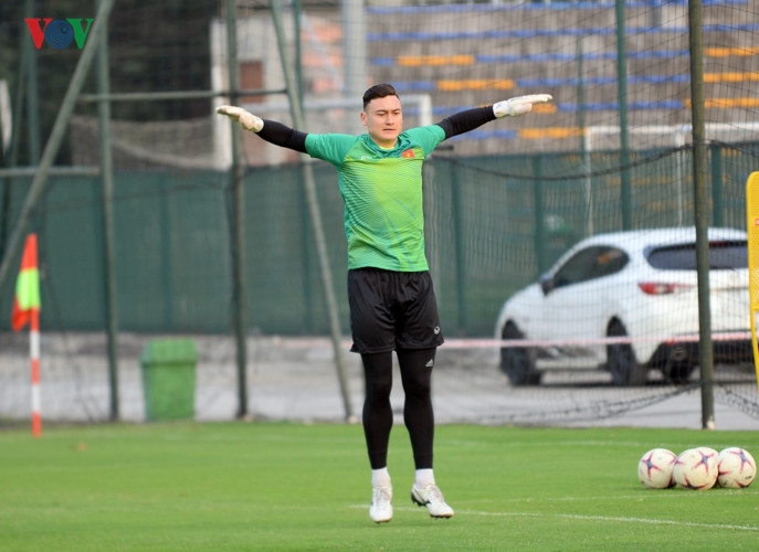 Chủ yếu các cầu thủ Việt Nam tập trung vào các bài tập giãn cơ và rê bóng.