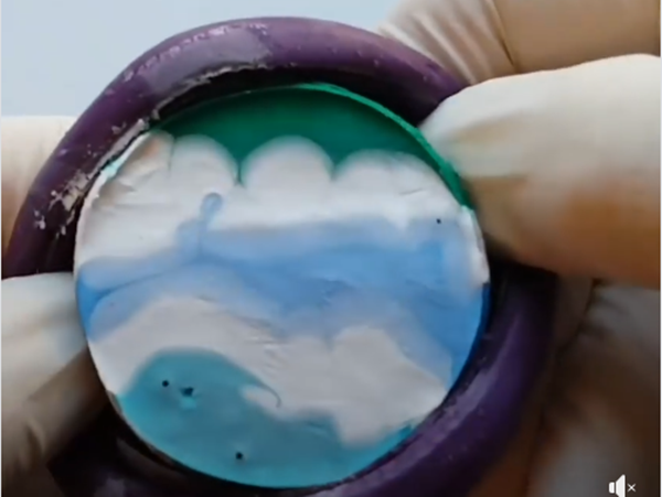 Pha trộn các màu sơn cho giống thật nhất có thể.