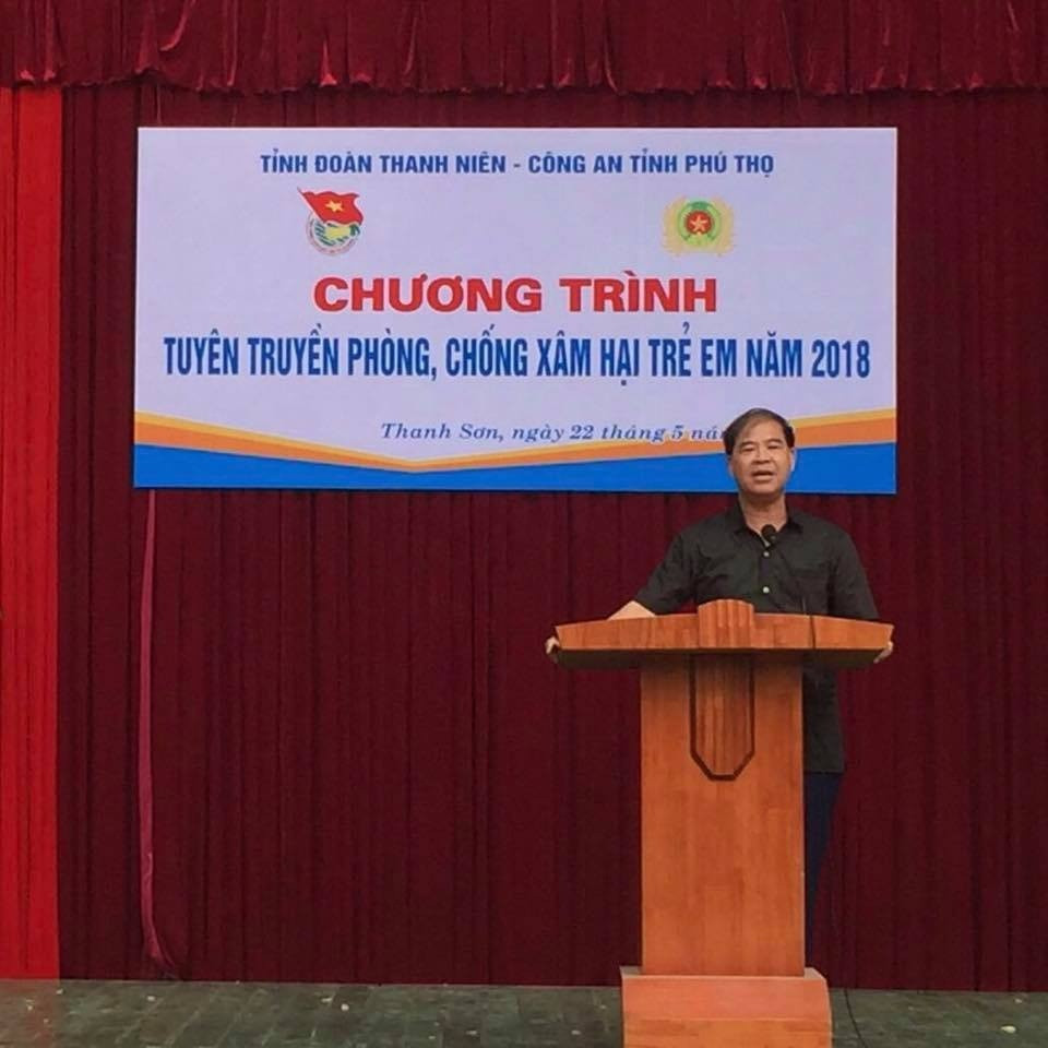 Ông Đinh Bằng My từng phát biểu trước toàn trường trong chương trình tuyên truyền phòng, chống xâm hại trẻ em. Ảnh: Phòng GD&amp;ĐT Thanh Sơn