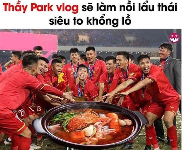 Ảnh chế ”thầy Park Vlog” làm nổi lẩu thái siêu to mừng chiến thắng đội tuyển hài hước.