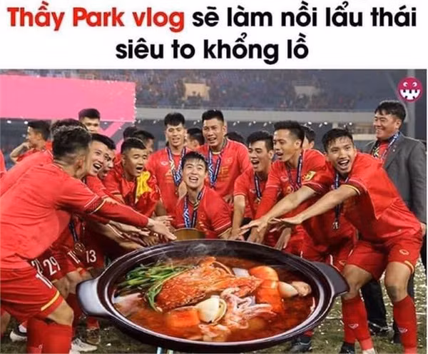 Ảnh chế ”thầy Park Vlog” làm nổi lẩu thái siêu to mừng chiến thắng đội tuyển hài hước.