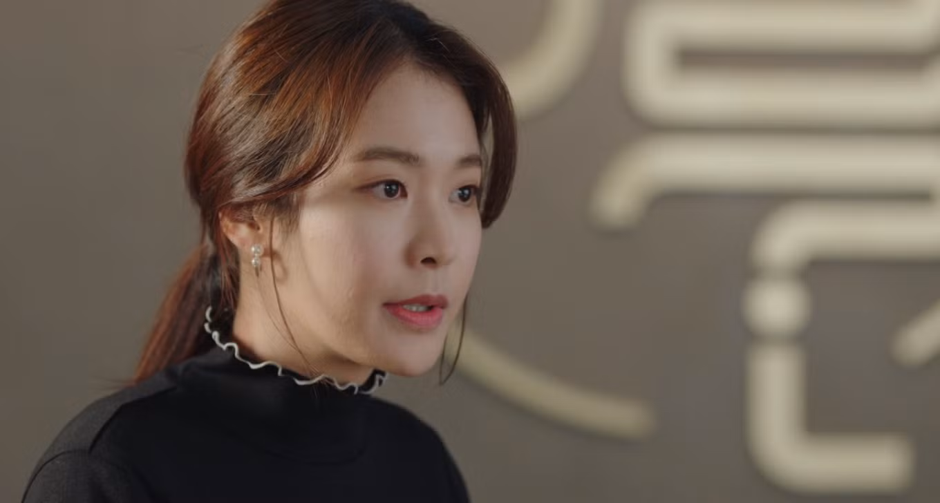 Khi bị cấp trên trực tiếp là Song Hae Rin trách mắng...