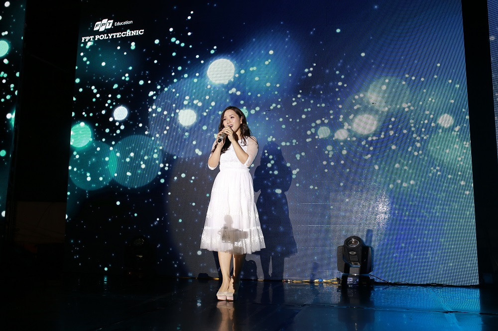 Chương trình còn có sự góp mặt của một khách mời đặc biệt nữa là nữ ca sỹ Thùy Chi.