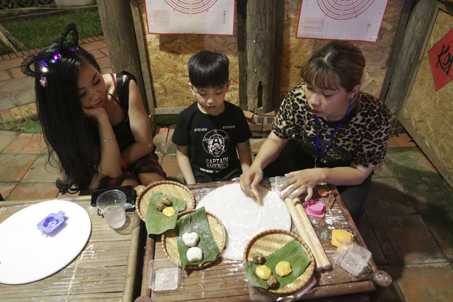 Các em nhỏ được hướng dẫn để tự làm bánh, trải nghiệm các hoạt động cổ truyền.