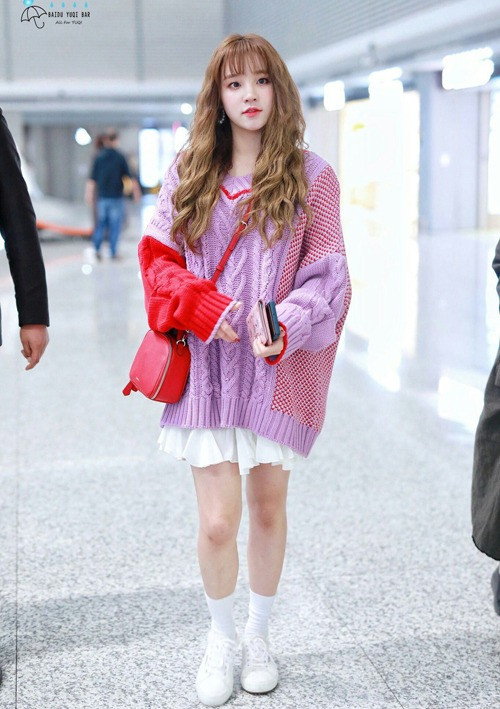 Váy và giày thể thao trắng không thể làm Yu Qi nhạt nhòa nhờ áo len oversized và túi xách có màu sắc nổi bật.