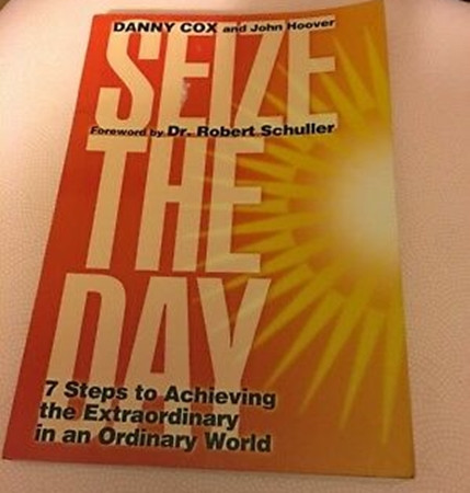 Bìa cuốn sách “Hãy nắm bắt từng ngày”.