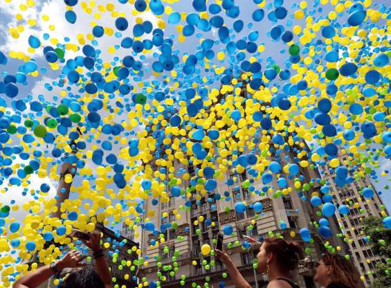 Màn thả bóng ở tiễn năm cũ, đón năm mới ở Sao Paulo, Brazil. Ảnh: Reuters.