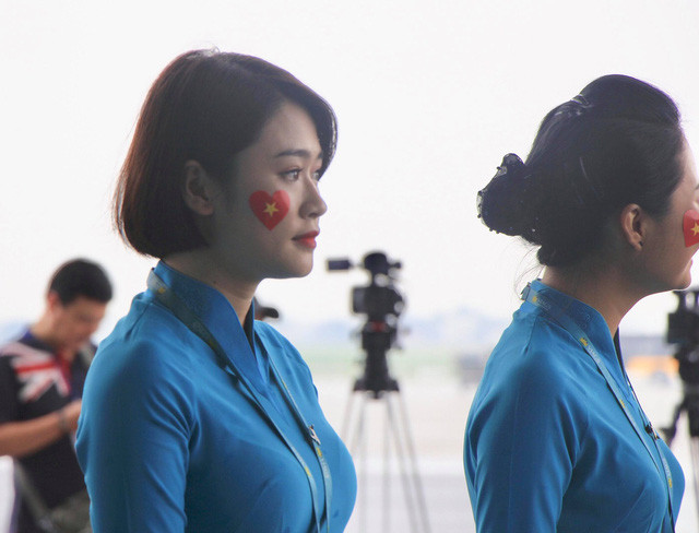 Cùng hướng về nơi các cầu thủ sẽ xuất hiện.