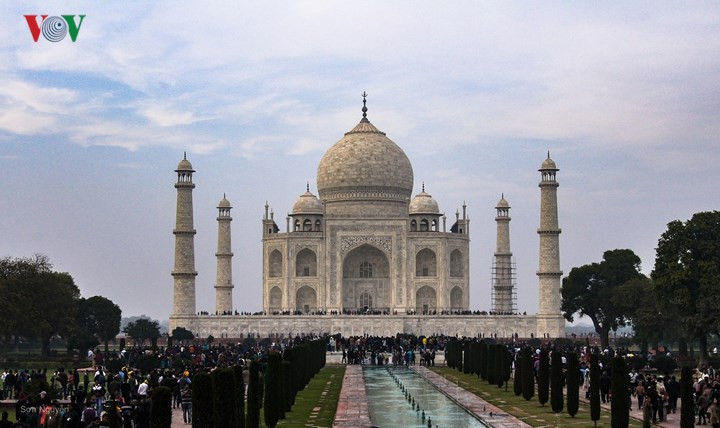 Taj Mahal nằm cách New Dehli khoảng 200 km về phía nam, được hoàng đế triều Mughal xây dựng từ năm 1631-1653 nhằm tưởng nhớ hoàng hậu Mumtaz Mahal mà ông vô cùng sủng ái. Hàng năm có hàng triệu du khách đến thăm ngôi đền tuyệt đẹp này.