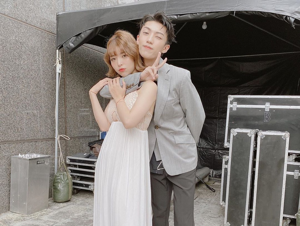 Hot girl Đài Loan bị &quot;ném đá&quot; vì khoe ảnh tiệc tùng trong thời gian tự cách ly. Ảnh: nanaciaociao.