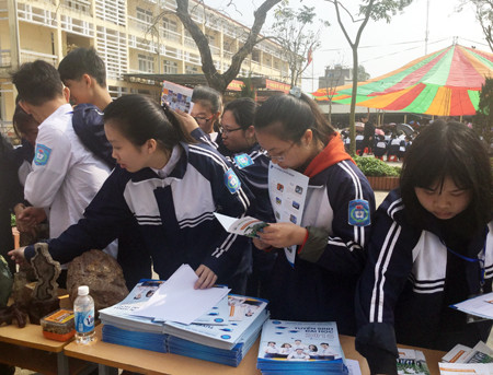 Đến tham gia các ngày hội tư vấn tuyển sinh cũng là một cách hay để tìm hiểu về các trường THPT đấy nhé!