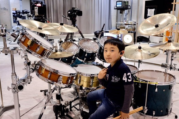 Mới 6 tuổi, cậu bé Torataro đã là một tay trống cừ khôi.