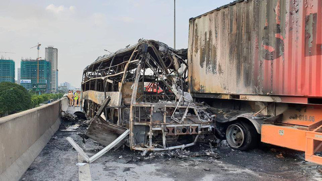 Hiện trường vụ cháy giữa chiếc xe khách giường nằm và xe container trên đường vành đai 3 trên cao.