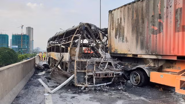 Hiện trường vụ cháy giữa chiếc xe khách giường nằm và xe container trên đường vành đai 3 trên cao.